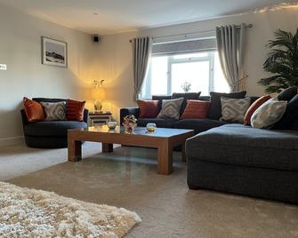 Luxurious 4 bedroom home in the heart of the Cotswolds with Hot Tub! - Stow-on-the-Wold - Living room