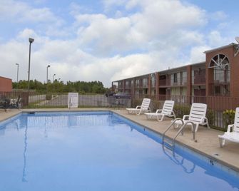 Days Inn by Wyndham Jonesboro AR - Jonesboro - Svømmebasseng