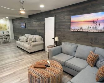 Sunset Villa at Fish & Fiddle Family Resort & Extended Stay - Mountain Home - Living room