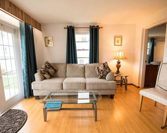 Windsong Guest Apartments - Hamilton - Living room