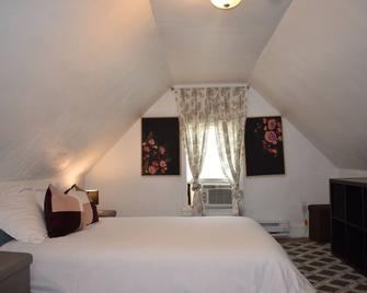 Cozy family Apt near casino, Boston City and airport with hassle free parking! - Everett - Bedroom