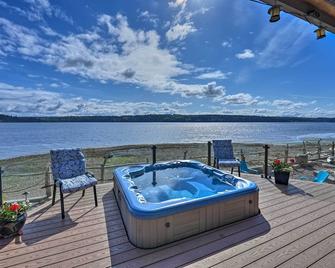 Similk Bay Retreat with Deck, Fire Pit and Hot Tub! - Anacortes