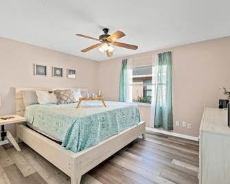 Sunset Serenity - 3br Beach Townhome With Outdoor Patio - New Hot Tub, Steps To Ocean Fun! - Melbourne - Bedroom