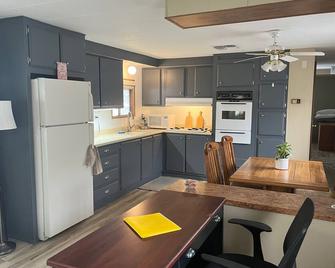 Hummingbird House in the Kern River Valley, 2 bedroom, 2 bath - Wofford Heights