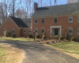 Brick Ground Floor Suite, 12 min to Liberty Univ. - Lynchburg - Building
