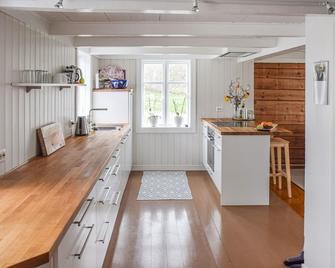 Stunning home in Lindesnes with 3 Bedrooms and WiFi - Spangereid - Kitchen