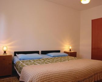 Nice Apartment In Pula With Wifi - Pula - Slaapkamer
