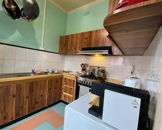 3BR Unit in the Heart of Beautiful Northcote - Melbourne - Kitchen