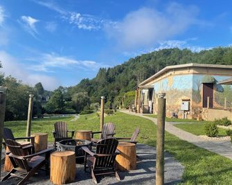 Salty Queen Salt Lodge - White Sulphur Springs - Patio