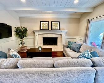 Incredible Estate 5 Bedrooms 3 bathroom w/Resort Style Rock Pool & Jacuzzi - Fullerton - Living room