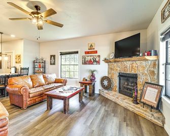 1 Mi to Lake: Pet-friendly Cabin in Strawn - Graford - Sala de estar