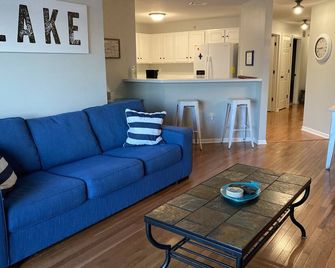 South Shore Haven - Lake Charleviox Waterfront Condo - East Jordan - Sala de estar