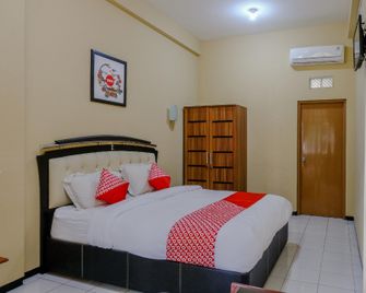 OYO 1342 Uniga Malang Family Residence - Malang - Schlafzimmer