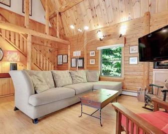 Beautiful Waterfront Property on a quiet cove-Tranquility on Long Pond - Rome - Living room