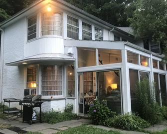 4 Bedroom Home, Game Room & Pool In A Quiet Upscale Neighborhood - Bryn Mawr - Building