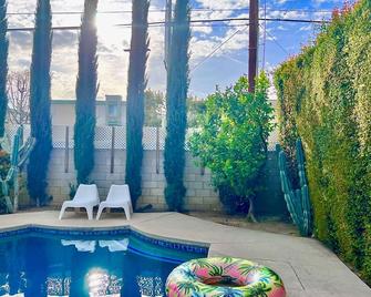 Endless Summer In La Heated Pool/Hot Tub/Cabana 3 Br/ 2 Bath With Game Room - Encino - Pool