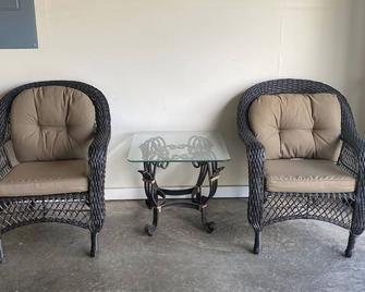 Classic connection in the Hub City! - Jackson - Living room