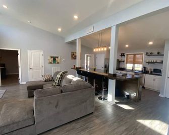 New modern ranch close to base - Clarksville - Living room