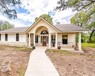 House on acreage with room to kick off your boots and relax - Ingram - Edificio