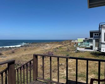 Oceanfront Bungalow with Unobstructed Views & Beach Access in Surfing Community - La Misión - Balcony
