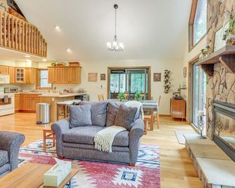 Great Cacapon Mtn Cabin with Private Hot Tub and Views - Great Cacapon - Living room