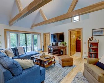 Acadia Waterfront Escape w/ firepit & dock - Surry - Sala de estar