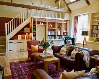 Beautiful, stylish barn. Family & pet friendly. Close to beach. 3 nights min. - Holt - Living room