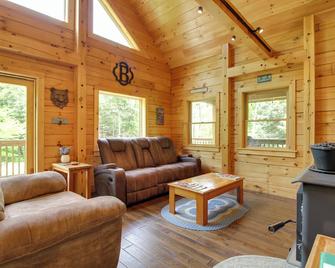 Londonderry Chalet w/ Deck, Fire Pit & Views! - Londonderry - Obývací pokoj