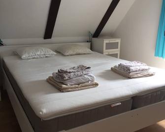 Magnificent detached house in mountainous region with large garden - Velke Hamry - Habitación