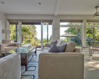 Sweet Georgia Terrace: Comfort and Style on the Sunshine Coast - Gibsons - Living room