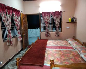 Manis Home Stay Valparai - Valparai - Bedroom