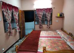 Manis Home Stay Valparai - Valparai - Bedroom
