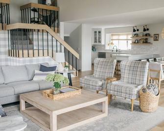 Luxury 5-Bed Lakefront, 52-ft Private Sandy Beach - Clear Lake - Wohnzimmer