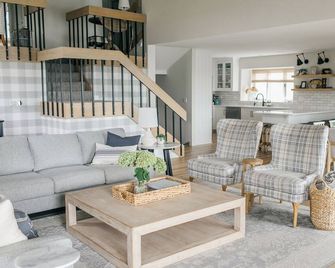 Luxury 5-Bed Lakefront, 52-ft Private Sandy Beach - Clear Lake - Wohnzimmer