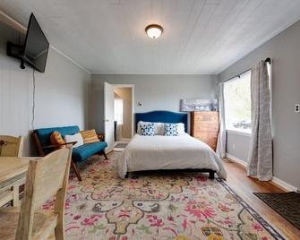 Charming French Studio Apartment - Laramie - Bedroom