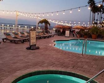 Beso Del Sol Resort - Dunedin - Piscina