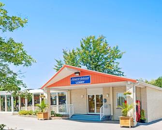 Howard Johnson by Wyndham, Lindsay - Lindsay - Building