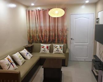 Cozy 2 BR apartment + pool + fast wifi - Davao - Salon