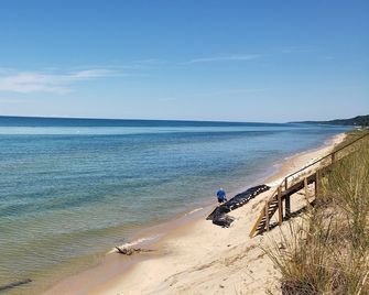 Lake Michigan Beachfront! Private Beachfront! Discounted Seasonal Rates - Montague - Playa