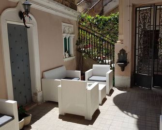 Celine, centre, 5 min walk beach, 10min walk trainstation in palazzo 1700. - Tropea - Patio