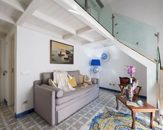 إندستريالني لوشي - امالفي - غرفة معيشة