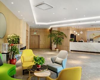 Green Tree Inn Express Huai'an Huaiyin District Jiangxi Road Normal University - Huai'an - Front desk