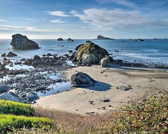 Unique Dog-Friendly Log Cabin Short Walk to Ocean - Crescent City - Beach