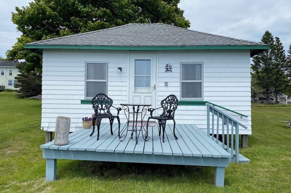 Lupine Seaside Cottage above Shoreline with Gorgeous Views