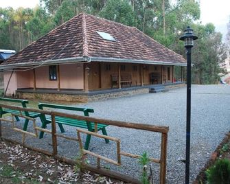 Nature Castle-A Traditional Kerala Style wooden home - Devikolam - Budynek