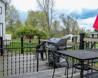 Restored Farm House in quaint Hudson Valley Town of Red Hook, Dutchess County - Red Hook - Patio