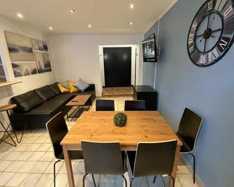 09 Chic & Cosy Grand Appart 4 Pieces 75m2 Hypercentre Wifi Smart Tv Netflix - Saint-Étienne - Dining room