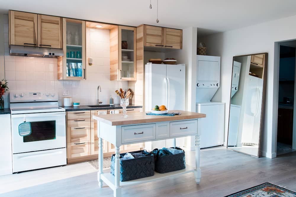 Pet Friendly, Light-filled, Organic Studio, Full Kitchen, Hot Tub