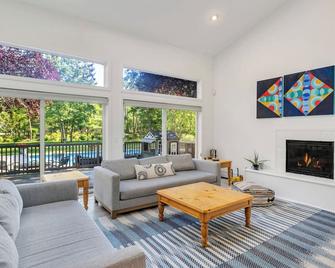 Beautiful Wainscott Estate with Private Pool and Tennis, Perfect for Families! - Wainscott - Living room