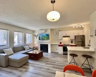 Newly Reno 2 Story Townhouse, Split A/C, 8 guests - Harvie Heights - Sala de estar